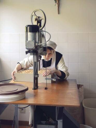 Moniale de l’abbaye de Soleilmont travaillant à une machine dans un atelier