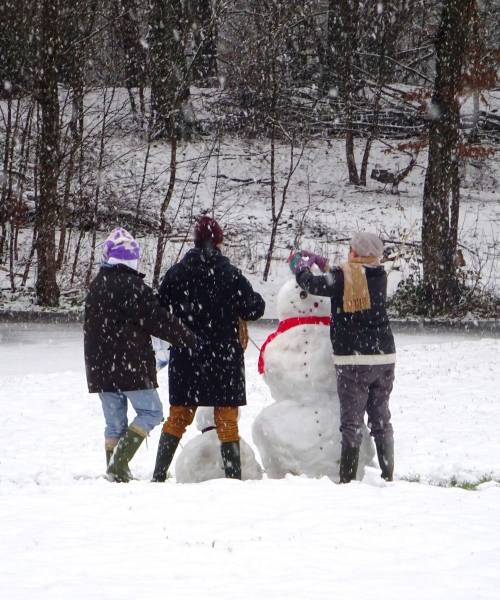 Des moniales de l’abbaye de Soleilmont autour d’un bonhomme de neige