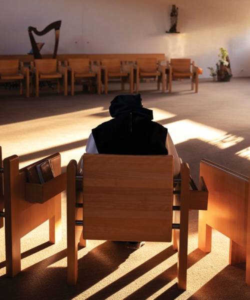 Deux moniales âgées de l’abbaye de Soleilmont assises côte à côte