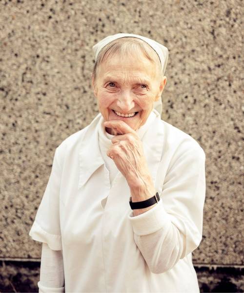 Portrait d’une moniale âgée souriante de l’abbaye de Soleilmont