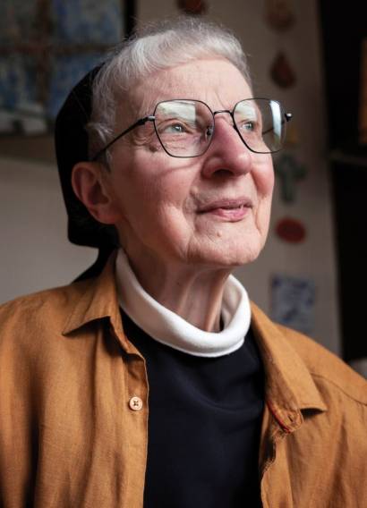 Portrait d’une moniale âgée de l’abbaye de Soleilmont regardant au loin